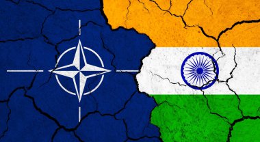 Çatlak yüzey üzerinde NATO ve Hindistan bayrakları - politika ve ilişki konsepti