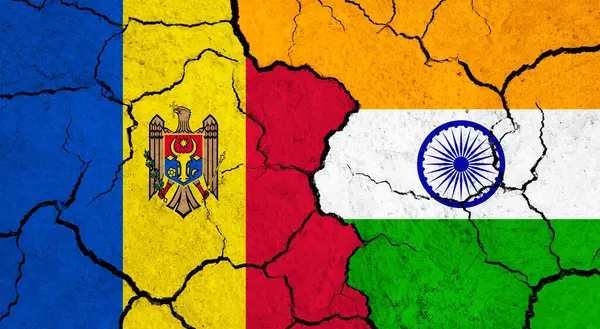 Kırık yüzey üzerinde Moldova ve Hindistan bayrakları - politika, ilişki konsepti