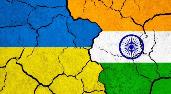 Vlaggen Van Oekraïne India Gebarsten Oppervlak Politiek Relatieconcept — Stockfoto