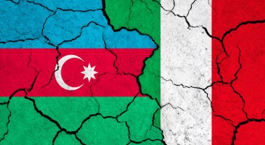 Kırık yüzey üzerinde Azerbaycan ve İtalya bayrakları - politika, ilişki konsepti