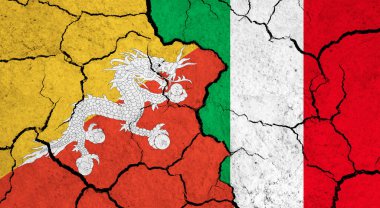 Çatlak yüzey üzerine Bhutan ve İtalya bayrakları - politika, ilişki konsepti