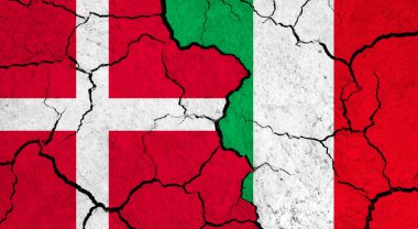 Çatlak yüzey üzerine Danimarka ve İtalya bayrakları - politika, ilişki konsepti