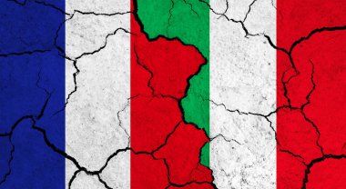 Kırık yüzey üzerinde Fransa ve İtalya bayrakları - politika, ilişki konsepti