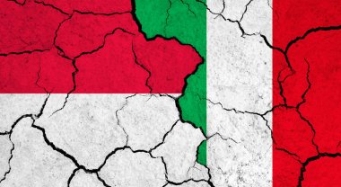 Kırık yüzey üzerinde Endonezya ve İtalya bayrakları - politika, ilişki konsepti