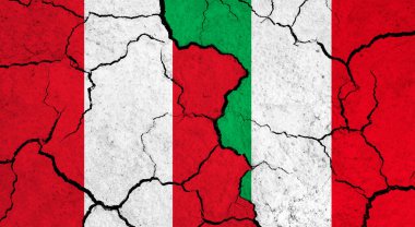 Çatlak yüzey üzerinde Peru ve İtalya 'nın bayrakları - politika ve ilişki kavramı