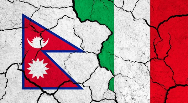 Σημαίες Του Νεπάλ Και Της Ιταλίας Για Ραγισμένη Επιφάνεια Πολιτική — Φωτογραφία Αρχείου