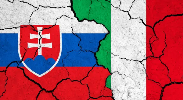 Slovakiens Och Italiens Flaggor Sprucken Yta Politik Relationskoncept — Stockfoto