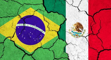 Çatlak yüzey üzerinde Brezilya ve Meksika bayrakları - politika, ilişki konsepti