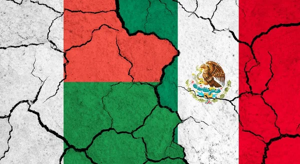 Çatlak Yüzeyde Madagaskar Meksika Bayrakları Politika Ilişki Konsepti — Stok fotoğraf