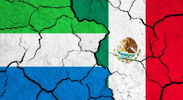 Bandeiras Serra Leoa México Superfície Rachada Política Conceito Relacionamento — Fotografia de Stock
