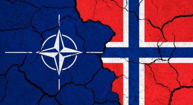 Çatlak yüzeyde NATO ve Norveç bayrakları - politika ve ilişki konsepti