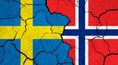 Kırık yüzey üzerinde İsveç ve Norveç bayrakları - politika, ilişki konsepti