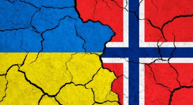 Çatlak yüzeyde Ukrayna ve Norveç bayrakları - politika, ilişki konsepti