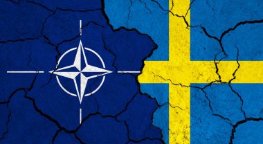 Çatlak yüzey üzerinde NATO ve İsveç bayrakları - politika ve ilişki konsepti