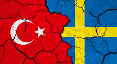 Çatlak yüzey üzerine Türkiye ve İsveç bayrakları - siyaset ve ilişki kavramı