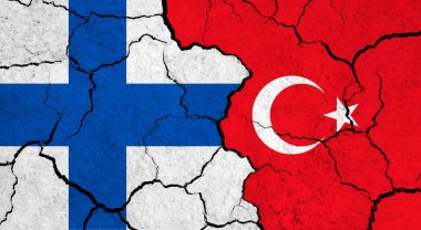 Çatlak yüzey - siyaset ve ilişki kavramı üzerine Finlandiya ve Türkiye bayrakları