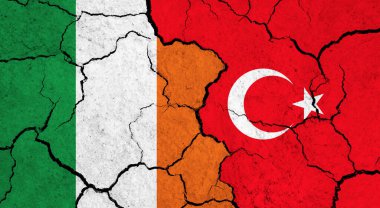 Çatlak yüzey üzerine İrlanda ve Türkiye bayrakları - siyaset ve ilişki kavramı