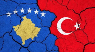 Çatlak yüzey - siyaset ve ilişki kavramı üzerine Kosova ve Türkiye bayrakları