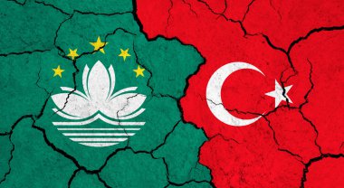 Çatlak yüzey üzerine Macau ve Türkiye bayrakları - siyaset ve ilişki kavramı