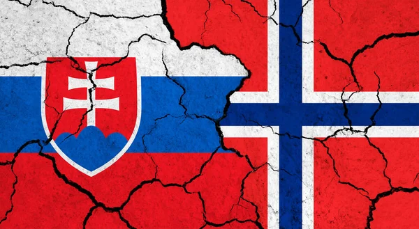 Flagi Słowacji Norwegii Pękniętej Powierzchni Polityka Koncepcja Relacji — Zdjęcie stockowe