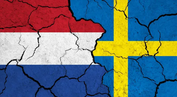 Прапори Нідерландів Швеції Тріснутій Поверхні Політика Концепція Відносин — стокове фото