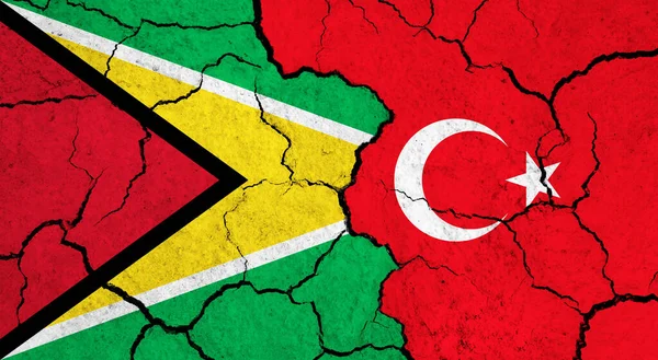 Çatlak yüzeyde Guyana ve Türkiye 'nin bayrakları - siyaset, ilişki konsepti