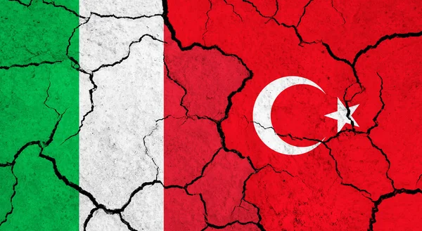 Italiens Och Turkiets Flaggor Sprucken Yta Politik Relationsbegrepp — Stockfoto