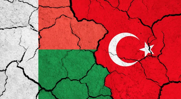 Madagaskars Och Turkiets Flaggor Sprucken Yta Politik Relationsbegrepp — Stockfoto