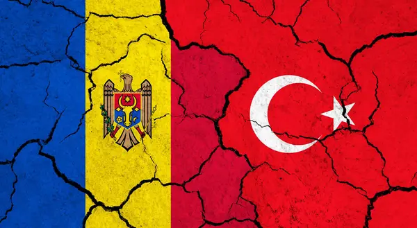 Kırık yüzeyde Moldova ve Türkiye bayrakları - siyaset ve ilişki kavramı