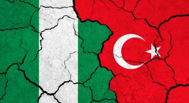 Kırık yüzey üzerinde Nijerya ve Türkiye bayrakları - siyaset ve ilişki kavramı