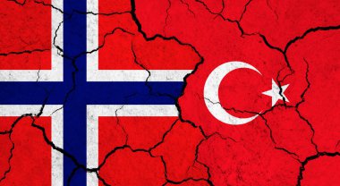 Kırık yüzey üzerinde Norveç ve Türkiye bayrakları - politika ve ilişki kavramı