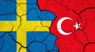 Kırık yüzey üzerine İsveç ve Türkiye bayrakları - politika ve ilişki kavramı
