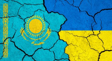 Çatlak yüzeyde Kazakistan ve Ukrayna bayrakları - politika, ilişki konsepti