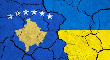 Çatlak yüzeyde Kosova ve Ukrayna bayrakları - siyaset ve ilişki kavramı