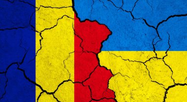 Kırık yüzeyde Romanya ve Ukrayna bayrakları - siyaset ve ilişki kavramı