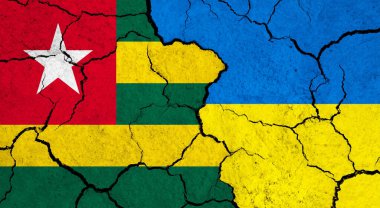 Çatlak yüzeyde Togo ve Ukrayna bayrakları - politika, ilişki konsepti