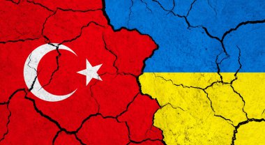 Çatlak yüzeyde Türkiye ve Ukrayna bayrakları - siyaset ve ilişki kavramı