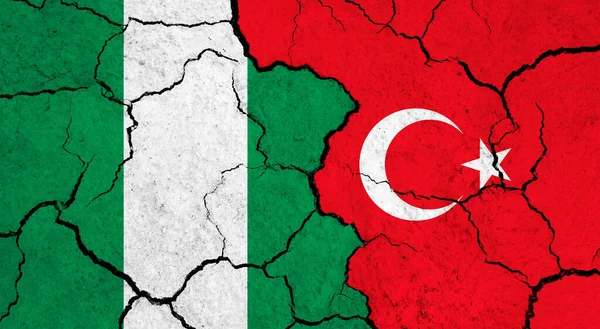 Nigerias Och Turkiets Flaggor Sprucken Yta Politik Relationsbegrepp — Stockfoto