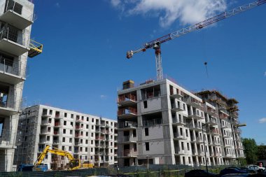 Çok katlı bina ve inşaat vinci