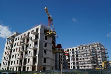 Çok katlı bina ve inşaat vinci