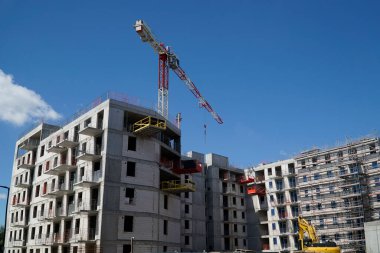 Çok katlı bina ve inşaat vinci