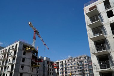 Çok katlı bina ve inşaat vinci