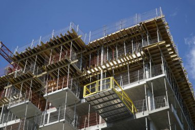 Çok katlı bina yapım aşamasında.