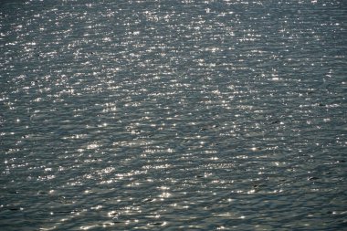 Su yüzeyinde küçük dalgalanmalar