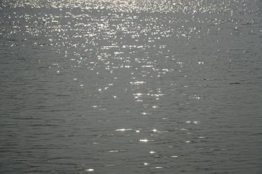 Güneş su yüzeyine yansıyor