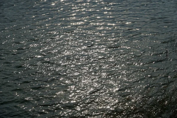 Αντανάκλαση Του Ήλιου Στην Επιφάνεια Του Νερού — Φωτογραφία Αρχείου