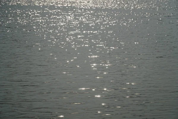 Soarele Reflectă Suprafața Apei — Fotografie, imagine de stoc