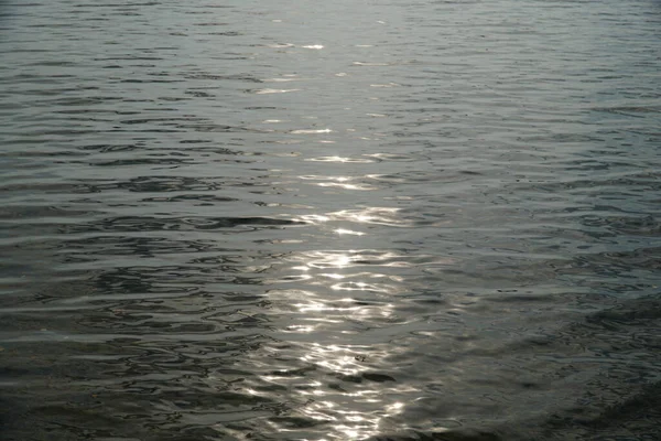 Solen Reflekteras Vattenytan — Stockfoto