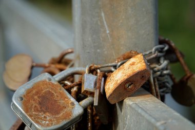 Birçok paslı asma kilit köprü çitlerinde kapalı - aşk konsepti