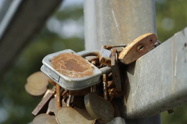 Birçok Paslı Asma Kilit Köprü Çitlerinde Kapalı Aşk Konsepti — Stok fotoğraf